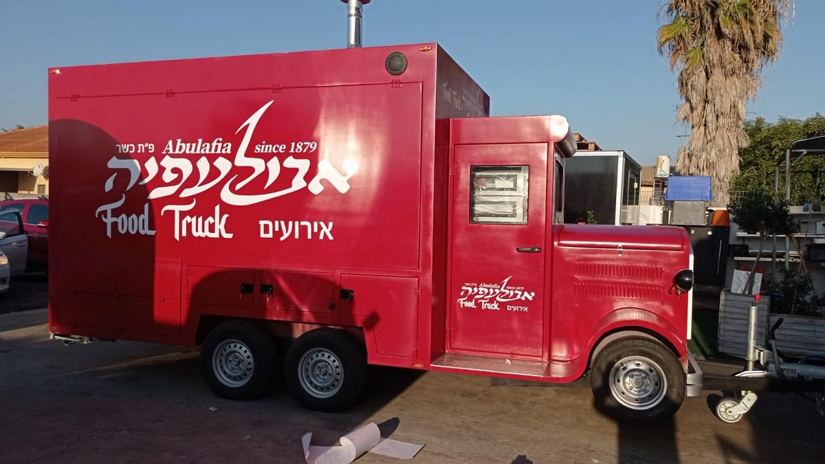 עיטוף פוד טראק מלא בצבע אדום לאבולעפיה פ"ת - מיתוג רכב לאירועים מבית כנען דפוס