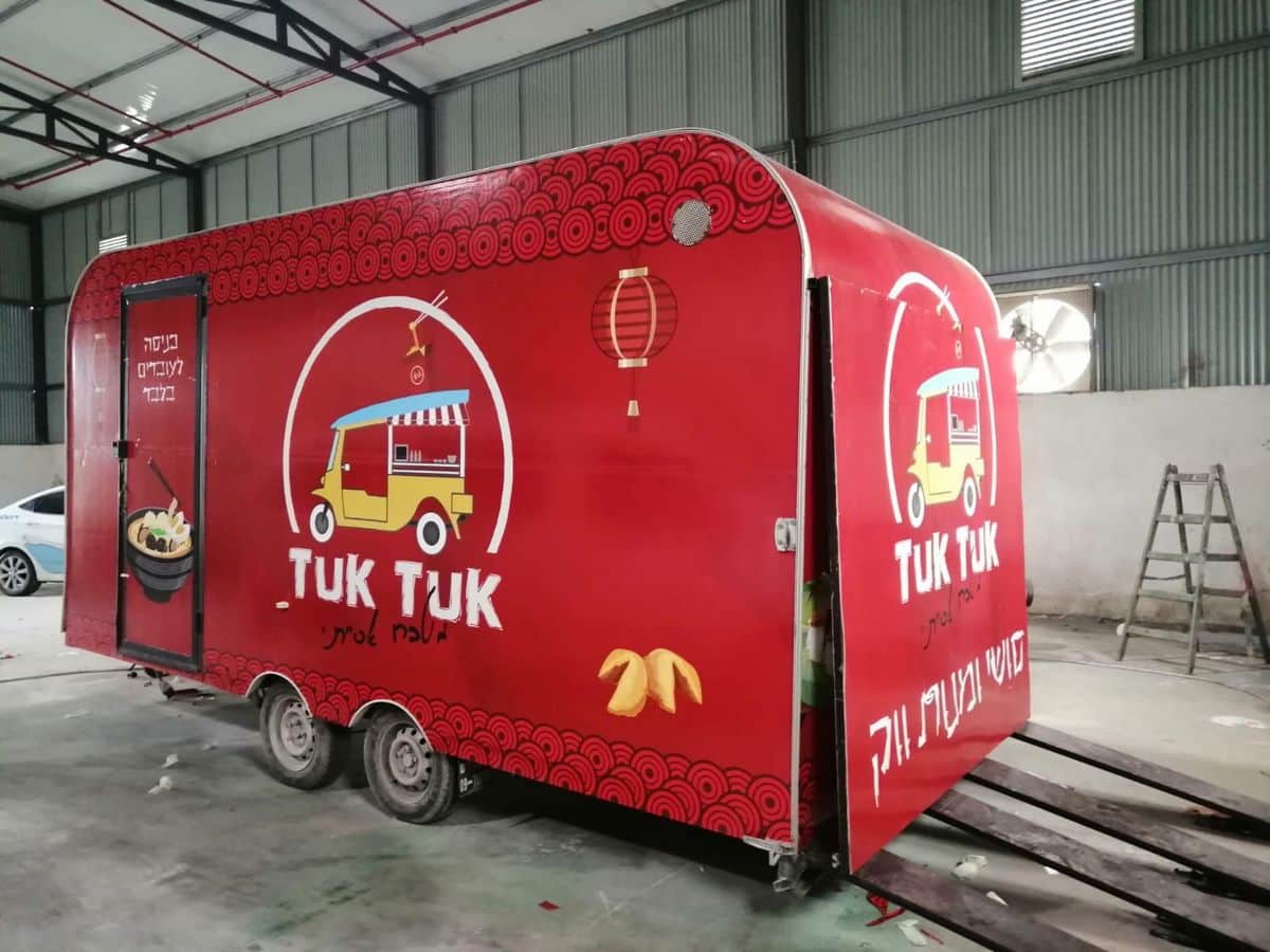 עיטוף פוד טראק מלא למסעדת TUK TUK עם עיצוב בהשראה אסיאתית מבית כנען דפוס