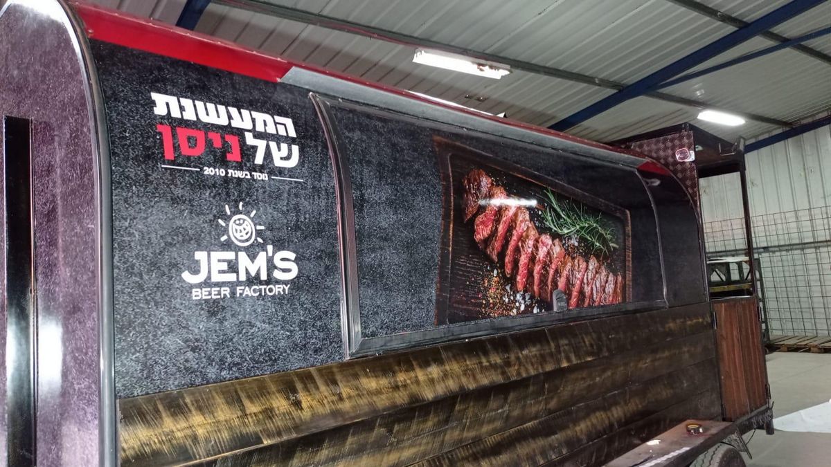 עיטוף פוד טראק להמעשנת של ניסן - דוגמה לפתרונות מיתוג ועיטוף רכב מבית כנען דפוס