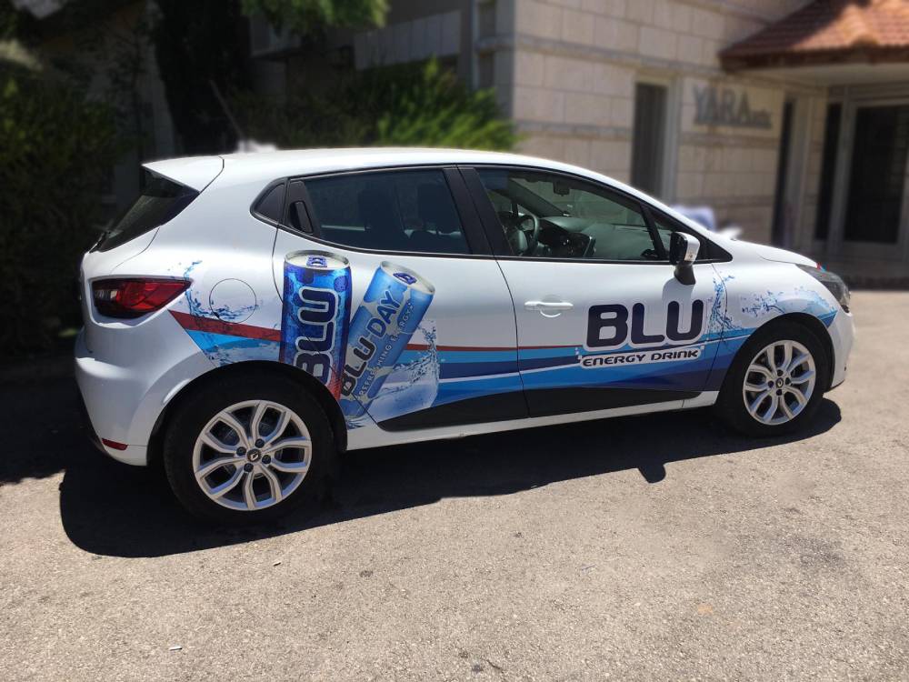 עיטוף רכב פרטי מלא ובולט עבור משקה האנרגיה BLU, הכולל הדפסת אלמנטים גרפיים מורכבים ותמונות מוצר על גבי הרכב.