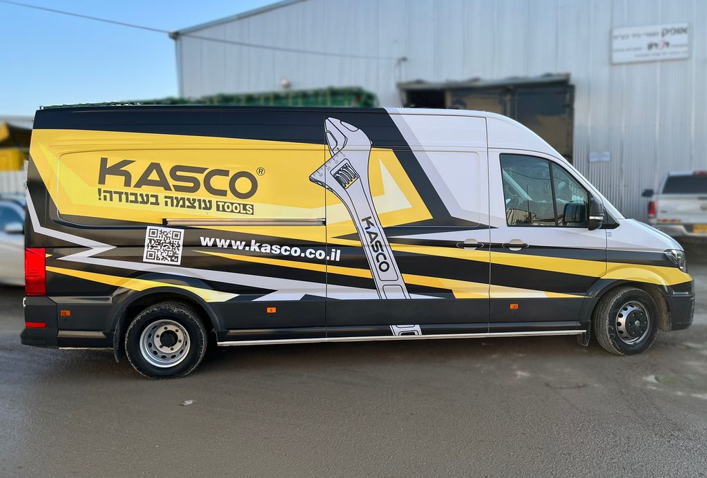 מיתוג רכב מסחרי (וואן) עבור חברת כלי העבודה KASCO, הכולל עיטוף מלא בעיצוב דינמי של פסים צהובים ושחורים, לוגו החברה, איור של מפתח שוודי וקוד QR.